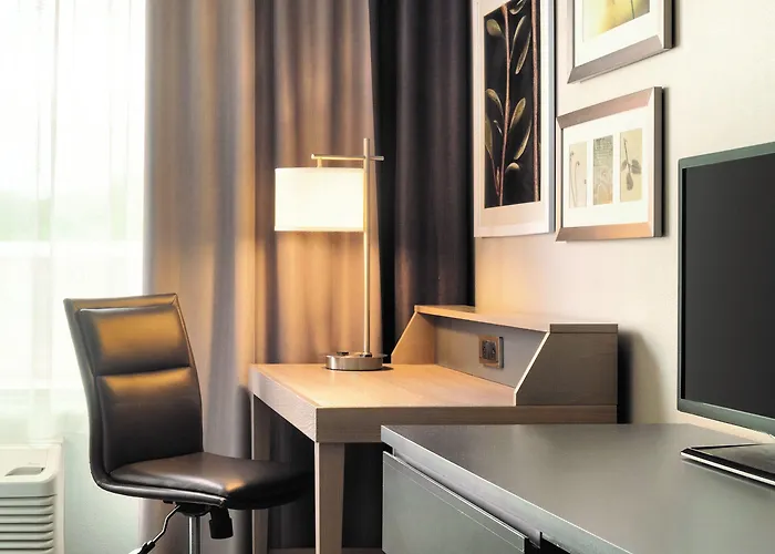 Hotel Country & By Radisson, Southeast Springfield
