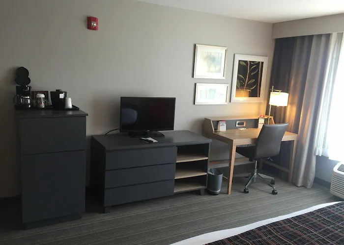 Country & By Radisson, Southeast Springfield